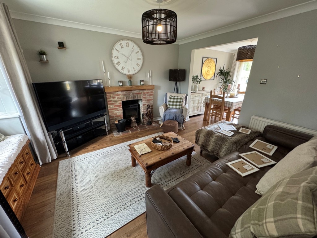 Lot: 195 - FREEHOLD TWO-BEDROOM SEMI-DETACHED HOUSE - A RESIDENTIAL INVESTMENT - Living room